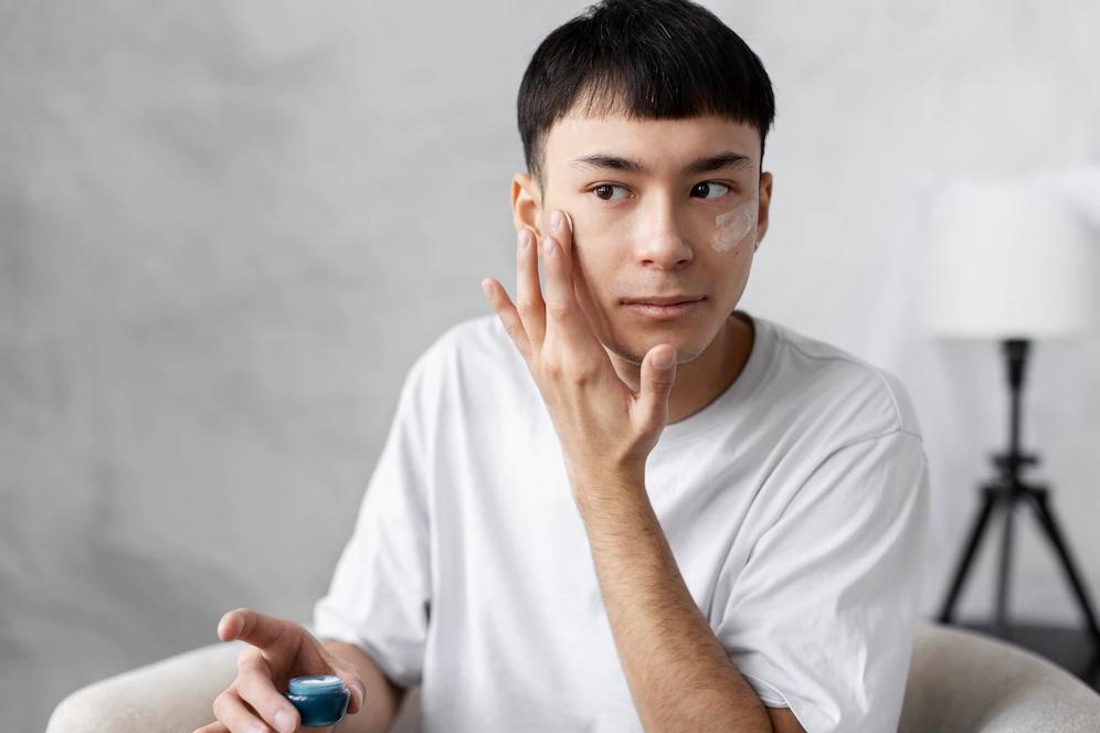 Siapa Bilang Hanya Perempuan yang Butuh Skincare? Laki-laki Perlu Juga, Lho!
