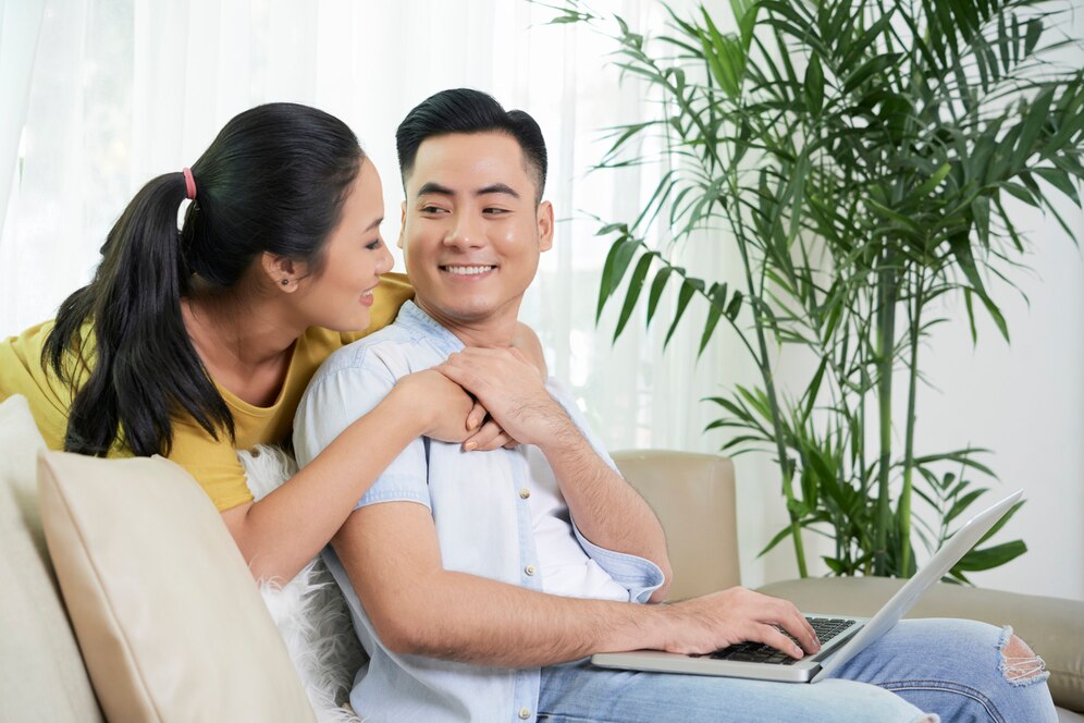 Ini yang Terjadi pada Microbiome saat Pasangan Berciuman